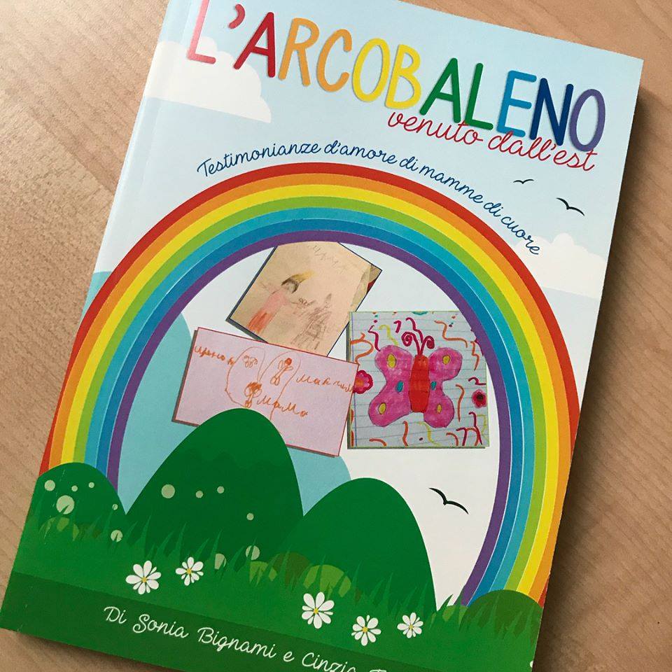 Cinzia racconta il suo “arcobaleno venuto dall’Est”, un libro a 4 mani e 22 cuori