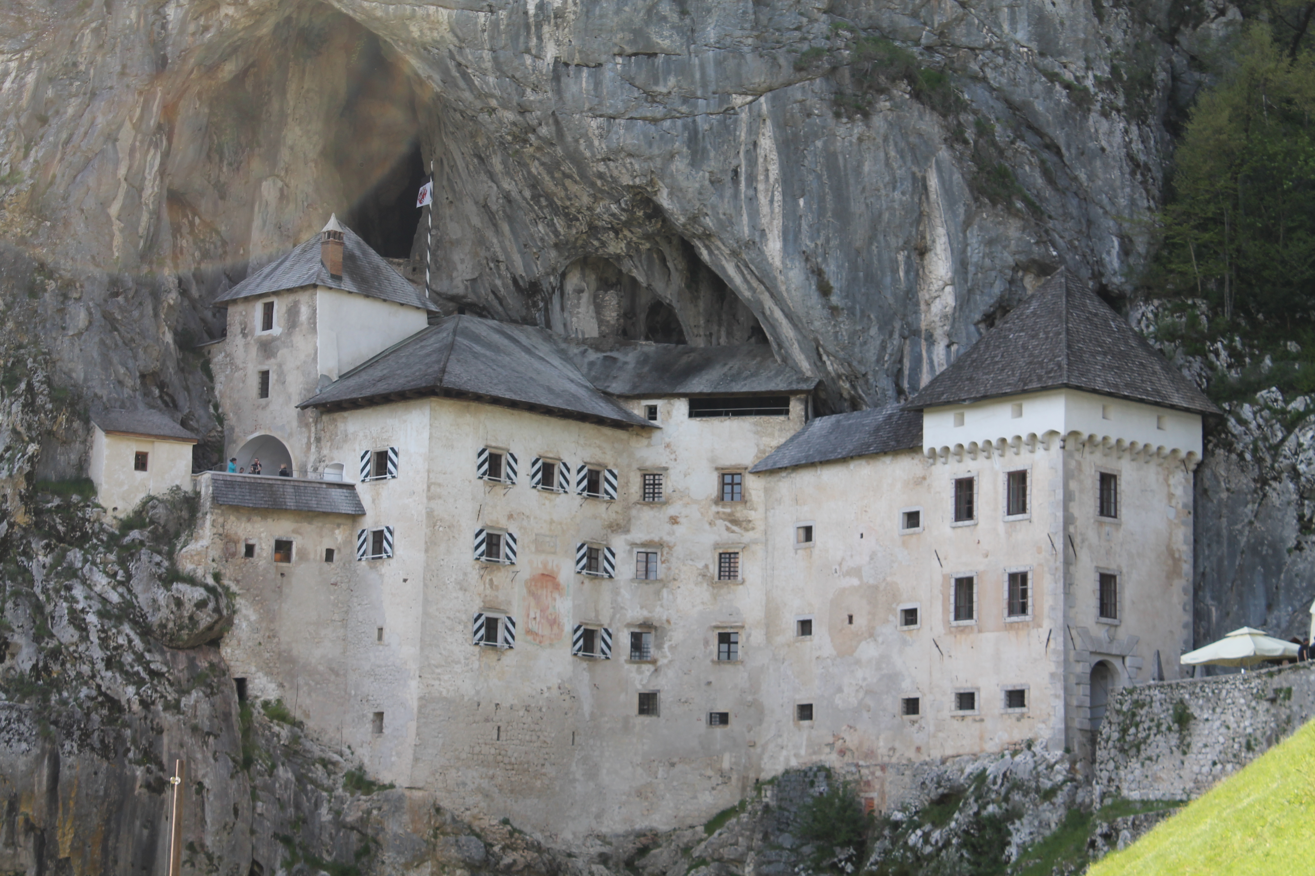 Postumia: la grotta del drago e il castello nella roccia