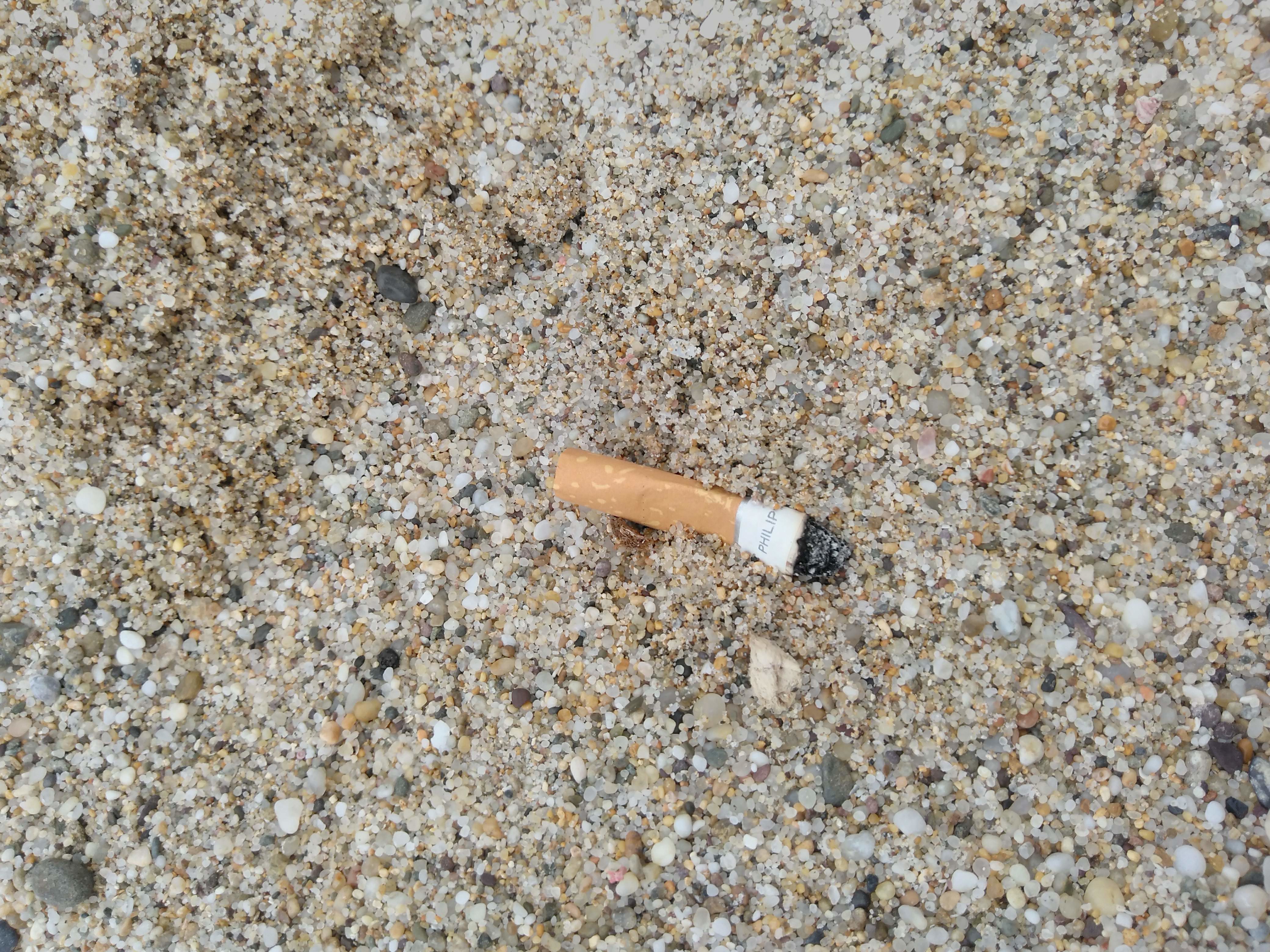 Letterina a quelli che buttano i mozziconi di sigaretta in spiaggia