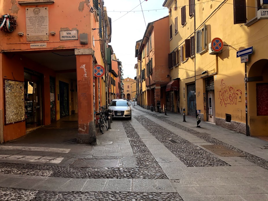 Un bambino col triciclo