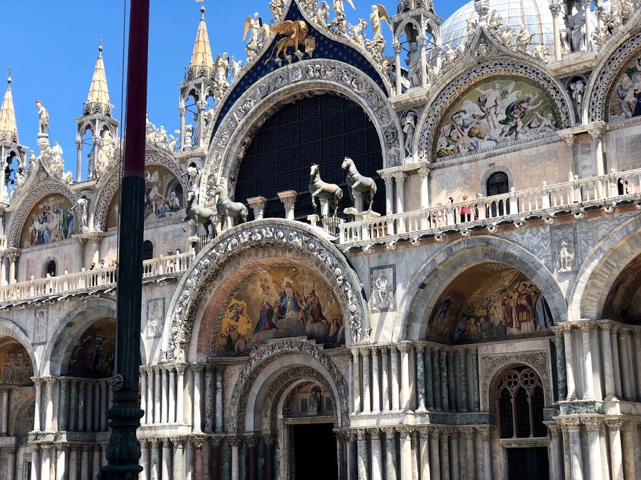 Un dettaglio della facciata della Basilica di San Marco