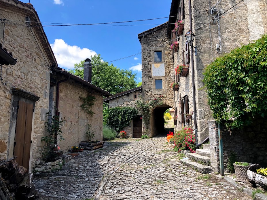 Uno scorcio del Borgo La Scola