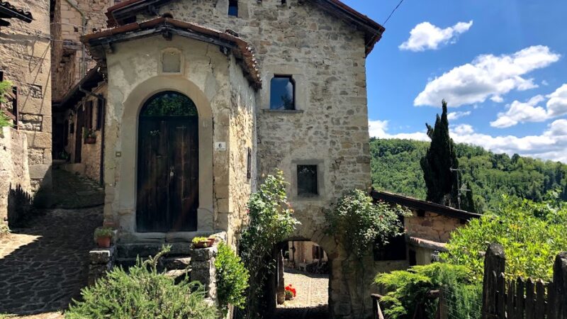 Borgo La Scola, un tuffo nel medioevo