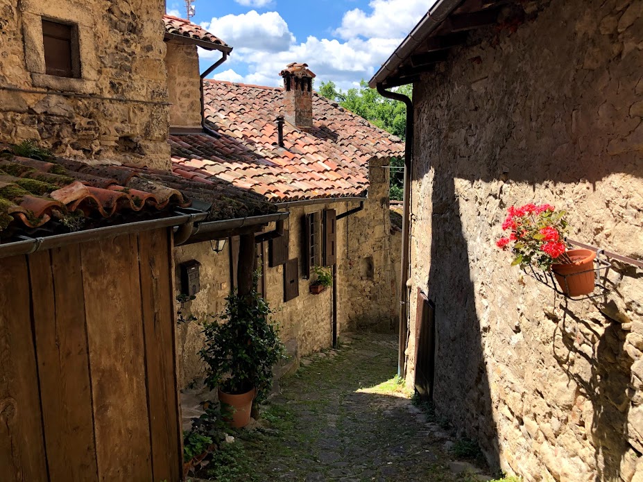 Uno scorcio del Borgo La Scola