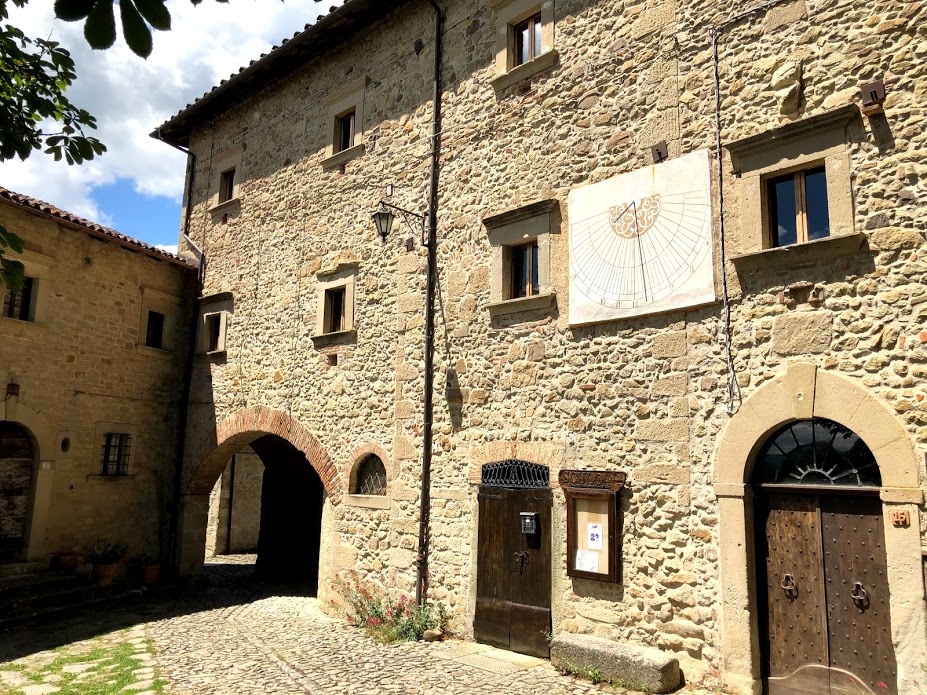 La meridiana di Casa Parisi a Borgo La Scola