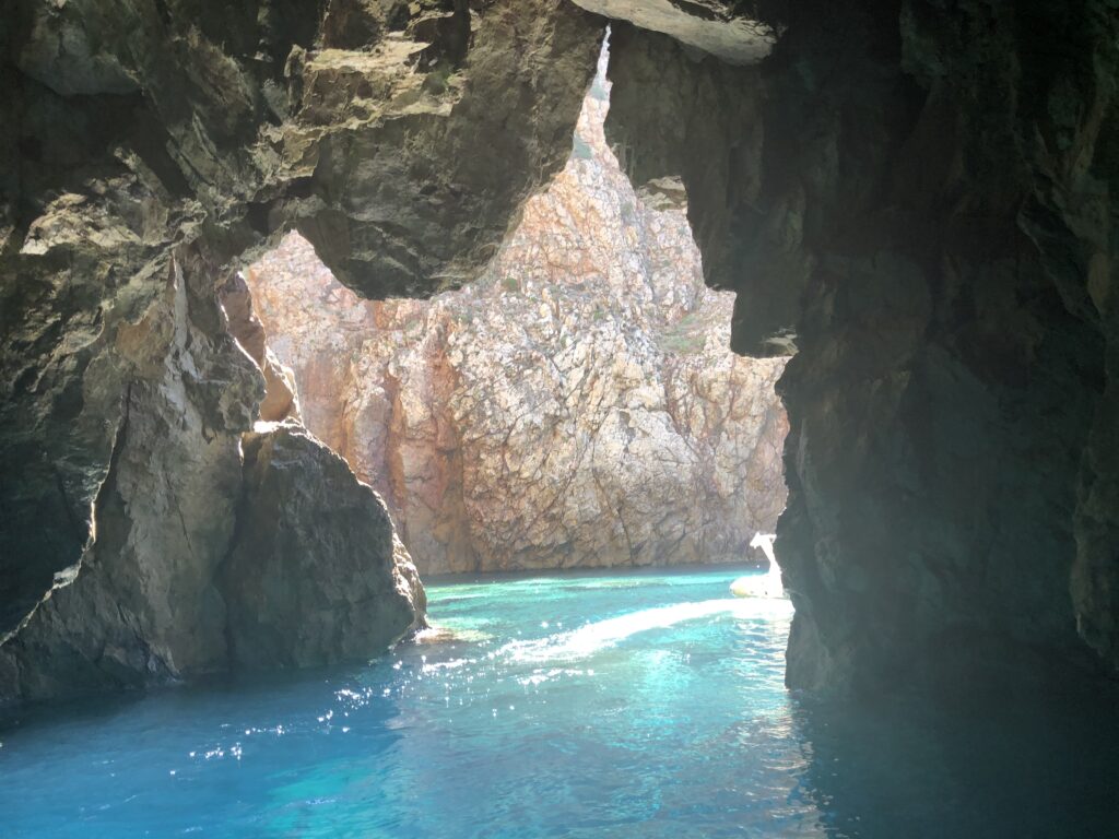 La grotta azzurra e la sagoma della Sardegna
